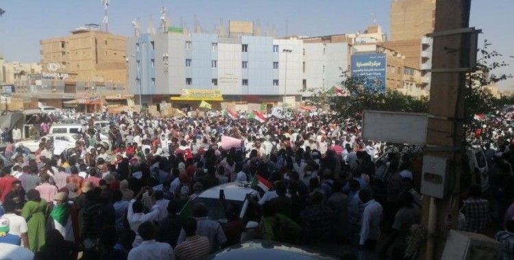 Sudan'da binlerce kişi askeri yönetime karşı yürüdü