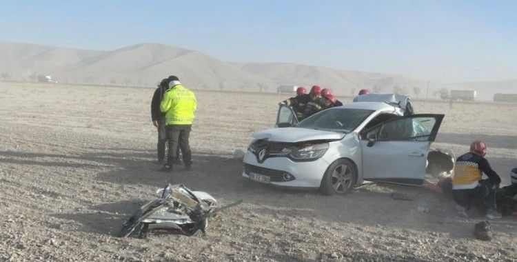 Konya'da kamyonla otomobil çarpıştı: 2 ölü, 1 yaralı