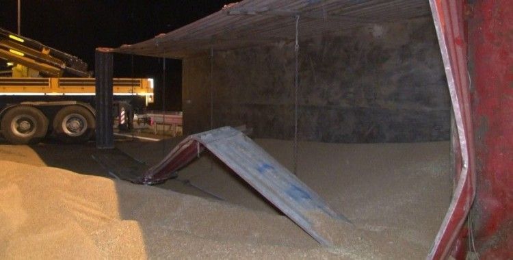 Kuzey Marmara Otoyolu'nda buğday yüklü tır devrildi: 2 yaralı