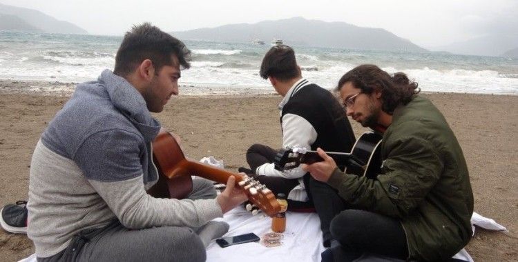 Lodosa aldırış etmeyip sahilde gitar çaldılar