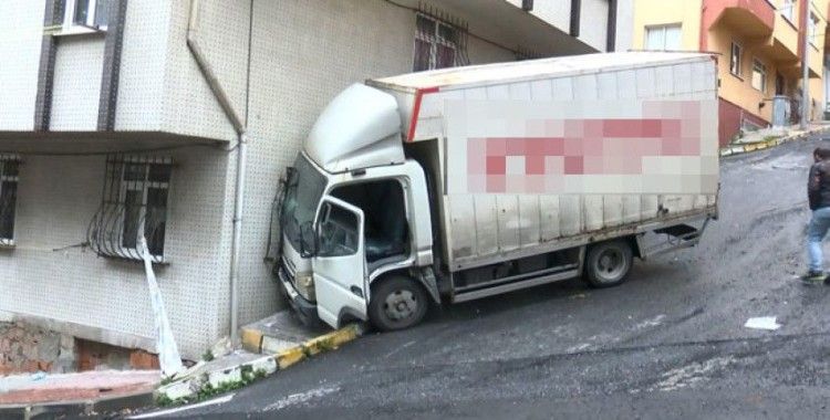 Gaziosmanpaşa'da park halindeki kamyon kayarak evin penceresine çarptı