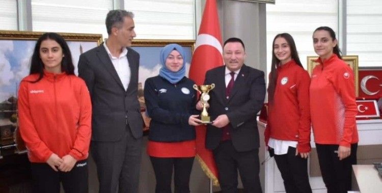 Başarılı karatecilerden Başkan Beyoğlu'na kupalı ziyaret