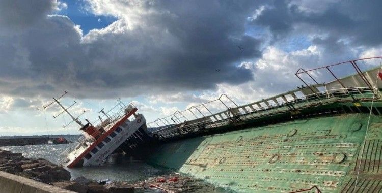 Maltepe’de fırtınada karaya oturan gemi kurtarılmayı bekliyor