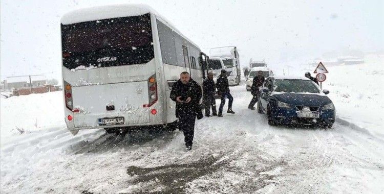 Ardahan'da kar yağışı nedeniyle çok sayıda araç yolda kaldı