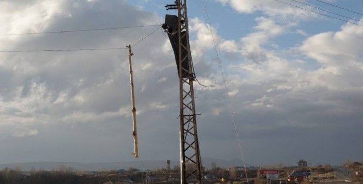 Erciş'te şiddetli rüzgar okulun çatısını uçurdu