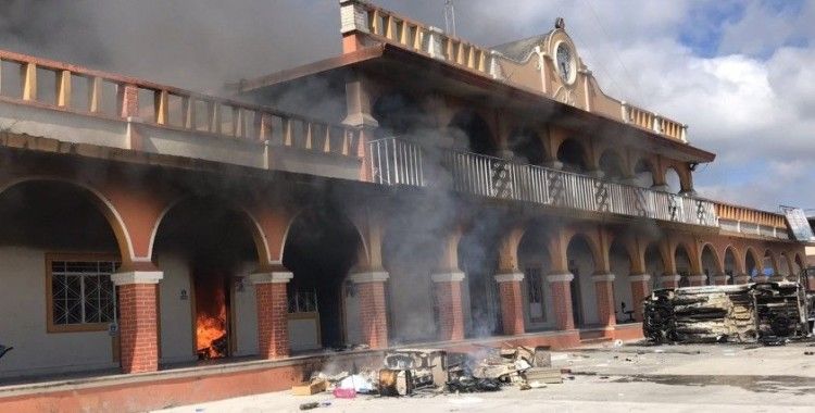 Meksika’da belediye başkanına kızan halk, belediye binasını ateşe verdi