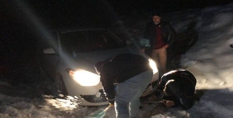 Kardan kapanan yolda mahsur kalan yabancı uyruklu şahsı AFAD kurtardı