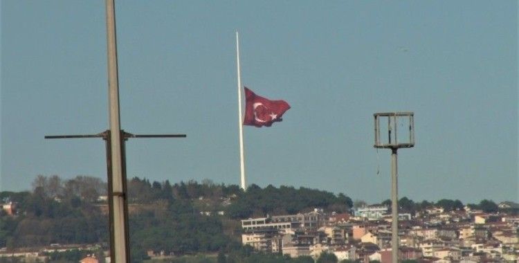Çamlıca Tepesinden uçan Türk Bayrağı yeniden göndere çekildi