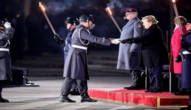 Başbakanlığı devredecek olan Merkel'e Alman ordusundan veda töreni