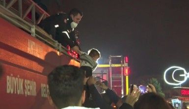 Antalya'da iki katlı binada çıkan yangında can pazarı