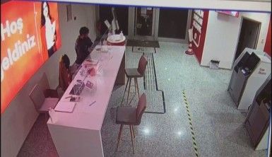 İzmir'de bankada yaşanan hırsızlık anı güvenlik kamerasına yansıdı