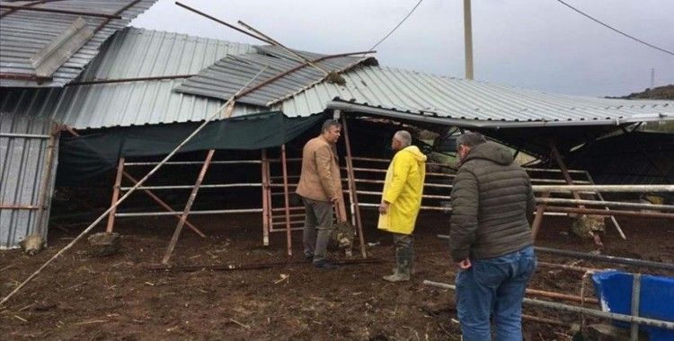 Çeşme'de oluşan hortum bazı evlerin çatılarına zarar verdi