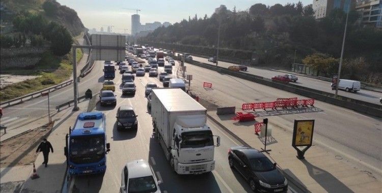 Maltepe'de D-100 kara yolu kavşak projesi nedeniyle geçici olarak kapatıldı