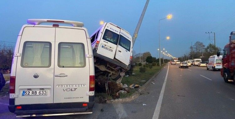 Samsun’da iki minibüsün çarpıştığı kazada ilginç görüntü