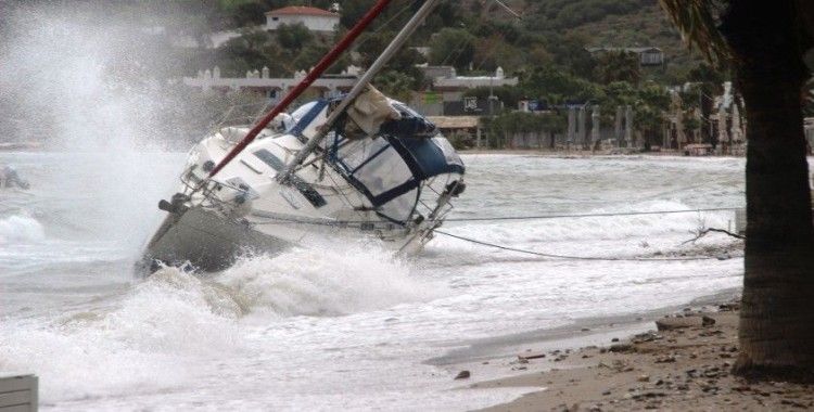 Bodrum’da fırtınanın saatteki hızı 70 kilometreye ulaştı; dalgalar sahilleri dövdü, bir tekne sahile vurdu
