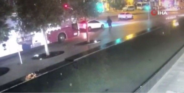 Beyoğlu’nda trafik ışıklarında silahlı saldırı kamerada