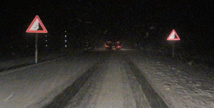Bingöl-Elazığ karayolunda kar, sağanak ve sis etkili oldu, sürücüler zor anlar yaşadı