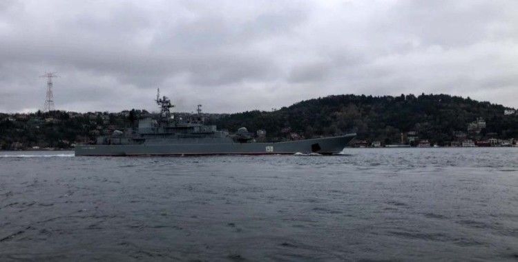 Rus savaş gemisi 'Caesar Kunikov' İstanbul Boğazı'ndan geçti