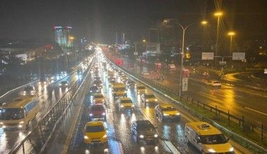 İstanbul'da yağmur trafiği vurdu, yoğunluk yüzde 60'ı gördü