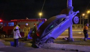 Bakırköy'de virajı alamayan otomobil yön tabelası direğine uçtu