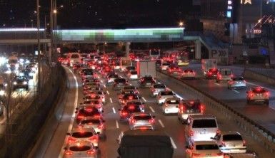 İstanbul'da ilk iş gününde trafik yüzde 60'ı gördü