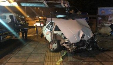 Sürücünün direksiyon hakimiyetini kaybettiği otomobil duvara çarptı