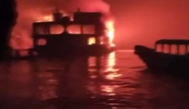 Bangladeş'te yolcu gemisinde yangın