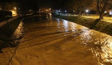 Edirne'de sel felaketi: Mahsur kalan aile ev eşyalarını kurtarmak için seferber oldu