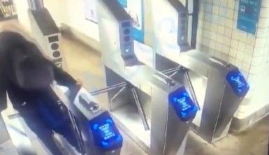 ABD'de metro turnikesinden atlamak isteyen kişi feci şekilde can verdi