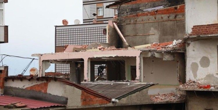 İyidere ilçesinde dere yatağındaki binaların kontrollü yıkımına başlandı