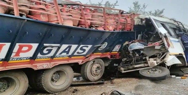 Hindistan’da yolcu otobüsü kamyonla çarpıştı: 16 ölü 26 yaralı
