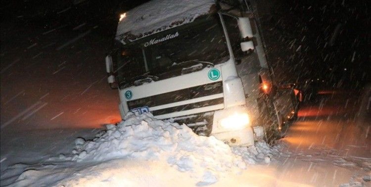 Erzincan'da kar yağışı ve buzlanma nedeniyle ulaşımda aksamalar yaşanıyor