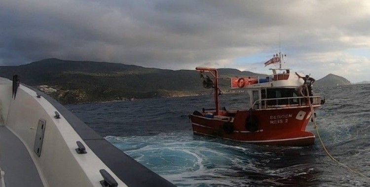 İzmir’de sürüklenen tekneyi sahil Sahil Güvenlik ekibi kurtardı