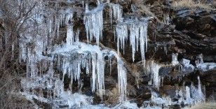 Şırnak’ta aşırı soğuklar 50 metrelik şelaleyi dondurdu
