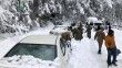 Pakistan'da yoğun kar yağışı nedeniyle mahsur kalan yüzlerce kişi tahliye edildi