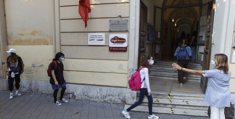 İtalya'da okullar salgında vaka artışına rağmen yeniden açıldı