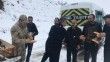 Jandarma karda mahsur kalan 1’i bebek 10 kişiyi kurtardı
