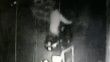 Apartmanın bahçesinden motosiklet çalan hırsızlar kameraya yakalandı