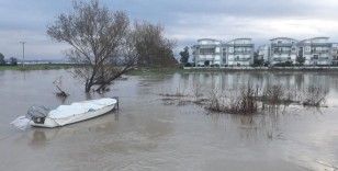  Antalya’da şiddetli yağış ırmak kenarındaki restoranları sular altında bıraktı