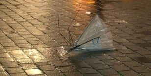 Taksim’de yağmur ve fırtına vatandaşlara zor anlar yaşattı