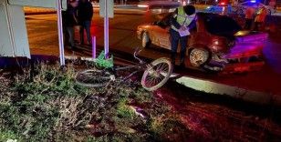 Tırın çarptığı otomobil savrulup bisikletini tamir eden adama çarptı