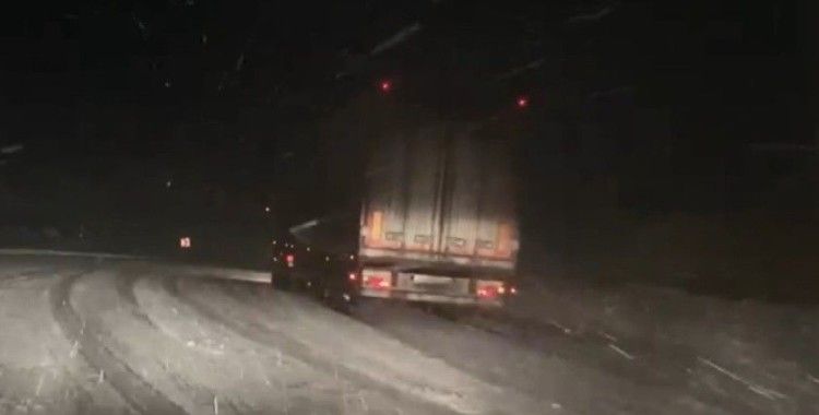 Kar bir anda bastırdı, onlarca araç yollarda mahsur kaldı