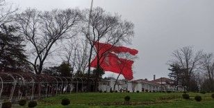 Çamlıca Tepesindeki Türk bayrağı fırtınanın şiddetiyle yırtıldı