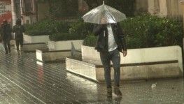 Taksim'de yağmur ve fırtına vatandaşlara zor anlar yaşattı