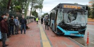 Freni patlayan şehiriçi yolcu otobüs kontrolden çıkıp 9 araca çarptı: 5 yaralı