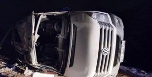 Minibüs şarampole devrildi: 1 ölü 7 yaralı
