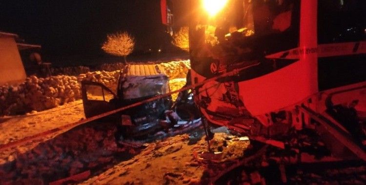 Midibüs ile hafif ticari araç çarpıştı: 1 ölü, 2 yaralı