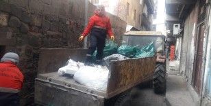 Diyarbakır’da temizlenen evin avlusundan bir römork dolusu çöp çıktı