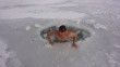 Çılgın fenomen buz tutan Van Gölü’ne daldı, hipotermi tehlikesi geçirdi