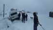 Kar yağışı nedeniyle minibüs şarampole yuvarlandı